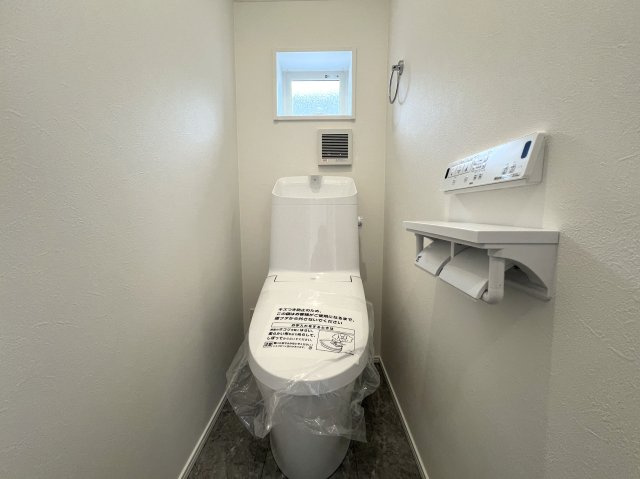 上でも下でもない中屋敷は、みんな大好き中屋敷。なぜ、中屋敷と言う地名が付いたのでしょうか？知っている人いたら教えて下さい。ほら、気になってきましたでしょう？な、『瀬谷区中屋敷１丁目』新築戸建のトイレ|落ち着いた色調のトイレです