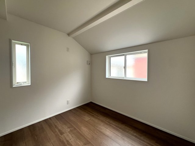 上でも下でもない中屋敷は、みんな大好き中屋敷。なぜ、中屋敷と言う地名が付いたのでしょうか？知っている人いたら教えて下さい。ほら、気になってきましたでしょう？な、『瀬谷区中屋敷１丁目』新築戸建の洋室|洋室です