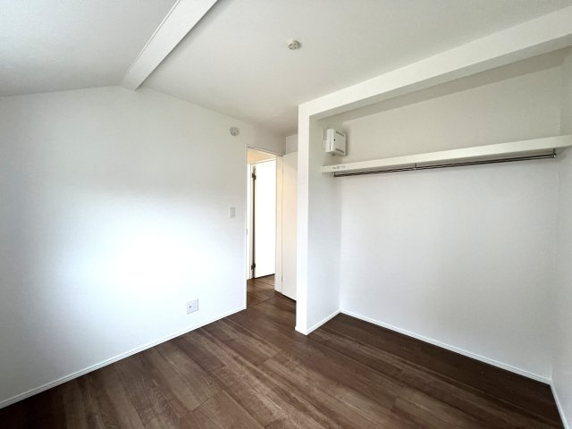 上でも下でもない中屋敷は、みんな大好き中屋敷。なぜ、中屋敷と言う地名が付いたのでしょうか？知っている人いたら教えて下さい。ほら、気になってきましたでしょう？な、『瀬谷区中屋敷１丁目』新築戸建の洋室|明るい洋室です