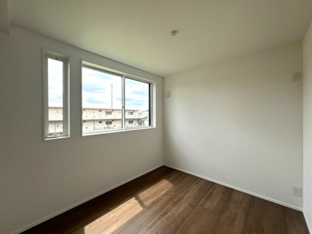 上でも下でもない中屋敷は、みんな大好き中屋敷。なぜ、中屋敷と言う地名が付いたのでしょうか？知っている人いたら教えて下さい。ほら、気になってきましたでしょう？な、『瀬谷区中屋敷１丁目』新築戸建の洋室|洋室です