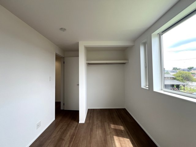 上でも下でもない中屋敷は、みんな大好き中屋敷。なぜ、中屋敷と言う地名が付いたのでしょうか？知っている人いたら教えて下さい。ほら、気になってきましたでしょう？な、『瀬谷区中屋敷１丁目』新築戸建の洋室|きれいな洋室です