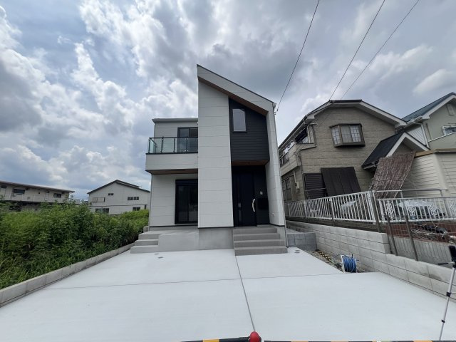 上でも下でもない中屋敷は、みんな大好き中屋敷。なぜ、中屋敷と言う地名が付いたのでしょうか？知っている人いたら教えて下さい。ほら、気になってきましたでしょう？な、『瀬谷区中屋敷１丁目』新築戸建