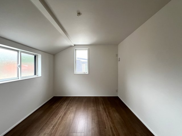 上でも下でもない中屋敷は、みんな大好き中屋敷。なぜ、中屋敷と言う地名が付いたのでしょうか？知っている人いたら教えて下さい。ほら、気になってきましたでしょう？な、『瀬谷区中屋敷１丁目』新築戸建の洋室|使い勝手のいい洋室です