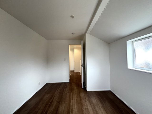 上でも下でもない中屋敷は、みんな大好き中屋敷。なぜ、中屋敷と言う地名が付いたのでしょうか？知っている人いたら教えて下さい。ほら、気になってきましたでしょう？な、『瀬谷区中屋敷１丁目』新築戸建の洋室|洋室です