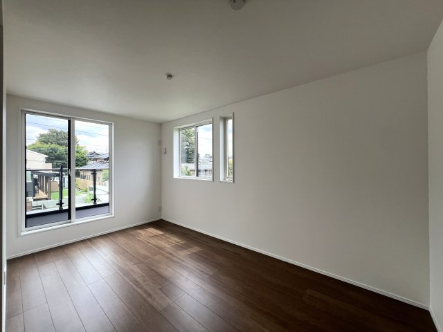 上でも下でもない中屋敷は、みんな大好き中屋敷。なぜ、中屋敷と言う地名が付いたのでしょうか？知っている人いたら教えて下さい。ほら、気になってきましたでしょう？な、『瀬谷区中屋敷１丁目』新築戸建の洋室|落ち着いた色調の洋室です