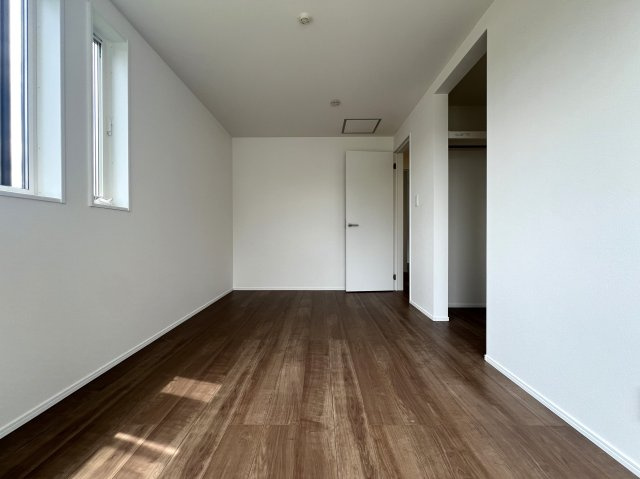 上でも下でもない中屋敷は、みんな大好き中屋敷。なぜ、中屋敷と言う地名が付いたのでしょうか？知っている人いたら教えて下さい。ほら、気になってきましたでしょう？な、『瀬谷区中屋敷１丁目』新築戸建の洋室|洋室です