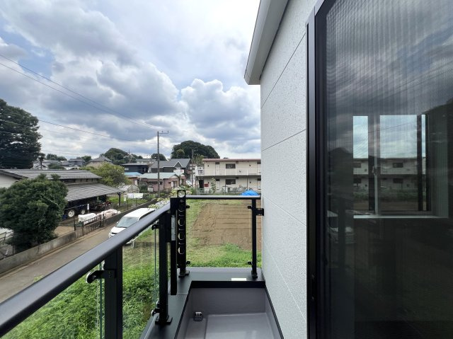 上でも下でもない中屋敷は、みんな大好き中屋敷。なぜ、中屋敷と言う地名が付いたのでしょうか？知っている人いたら教えて下さい。ほら、気になってきましたでしょう？な、『瀬谷区中屋敷１丁目』新築戸建のバルコニー|暖かな日差しのふりそそぐバルコニー
