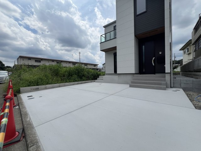 上でも下でもない中屋敷は、みんな大好き中屋敷。なぜ、中屋敷と言う地名が付いたのでしょうか？知っている人いたら教えて下さい。ほら、気になってきましたでしょう？な、『瀬谷区中屋敷１丁目』新築戸建の駐車場|駐車場です