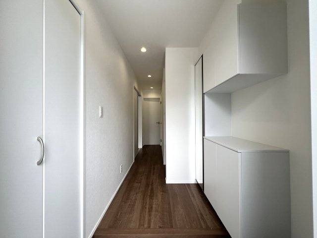 上でも下でもない中屋敷は、みんな大好き中屋敷。なぜ、中屋敷と言う地名が付いたのでしょうか？知っている人いたら教えて下さい。ほら、気になってきましたでしょう？な、『瀬谷区中屋敷１丁目』新築戸建の玄関|シンプルで使いやすい玄関です