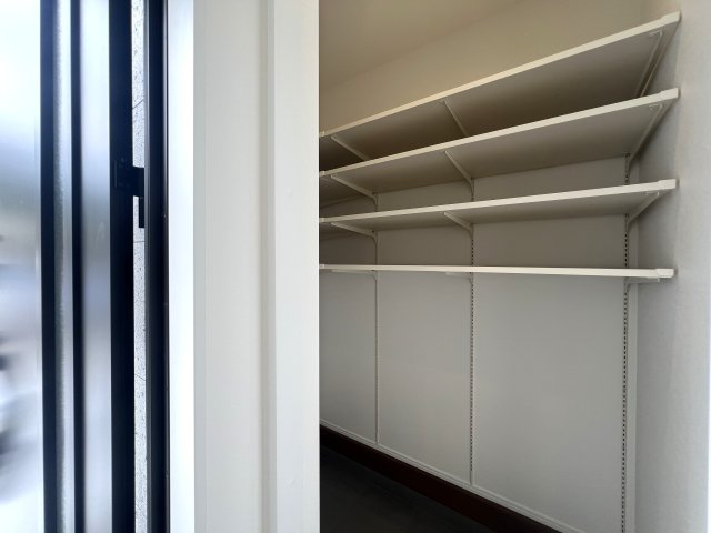上でも下でもない中屋敷は、みんな大好き中屋敷。なぜ、中屋敷と言う地名が付いたのでしょうか？知っている人いたら教えて下さい。ほら、気になってきましたでしょう？な、『瀬谷区中屋敷１丁目』新築戸建の収納|専用の収納スペースです