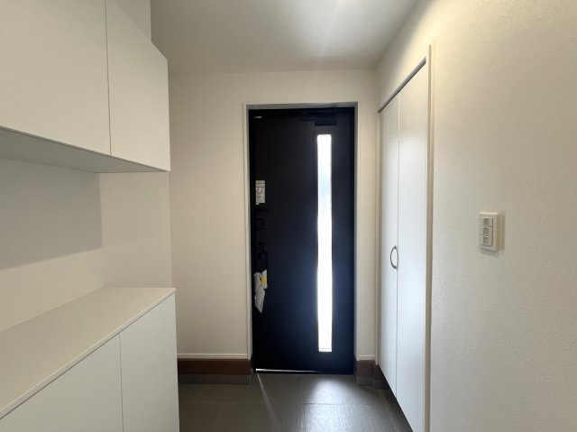 上でも下でもない中屋敷は、みんな大好き中屋敷。なぜ、中屋敷と言う地名が付いたのでしょうか？知っている人いたら教えて下さい。ほら、気になってきましたでしょう？な、『瀬谷区中屋敷１丁目』新築戸建の玄関|落ち着いた玄関です
