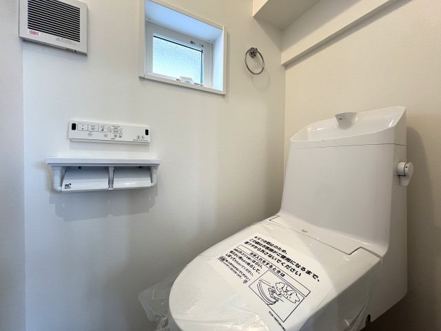 上でも下でもない中屋敷は、みんな大好き中屋敷。なぜ、中屋敷と言う地名が付いたのでしょうか？知っている人いたら教えて下さい。ほら、気になってきましたでしょう？な、『瀬谷区中屋敷１丁目』新築戸建のトイレ|トイレもきれいです