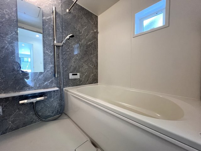 上でも下でもない中屋敷は、みんな大好き中屋敷。なぜ、中屋敷と言う地名が付いたのでしょうか？知っている人いたら教えて下さい。ほら、気になってきましたでしょう？な、『瀬谷区中屋敷１丁目』新築戸建の浴室|お風呂です