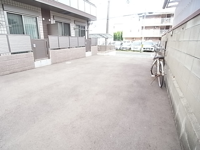 西宮市大屋町のアパートの駐車場