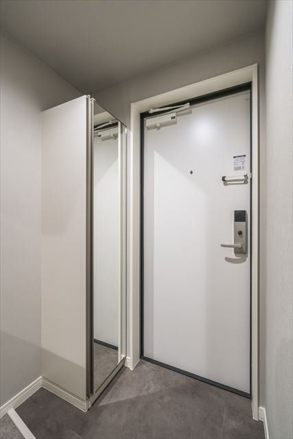 k1 apartments(ケイワンアパートメンツ)の玄関