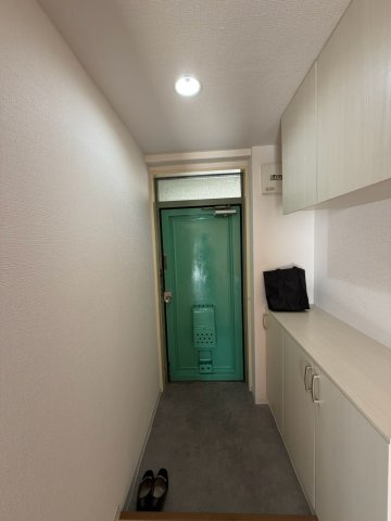 買出人センターマンションの玄関