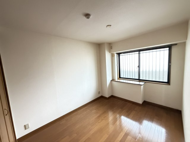 クレスト吉岡の洋室