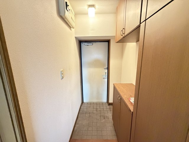 クレスト吉岡の玄関