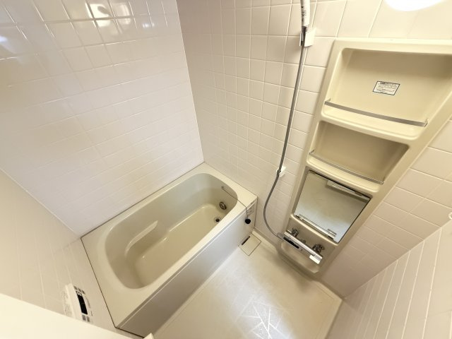 クレスト吉岡の浴室