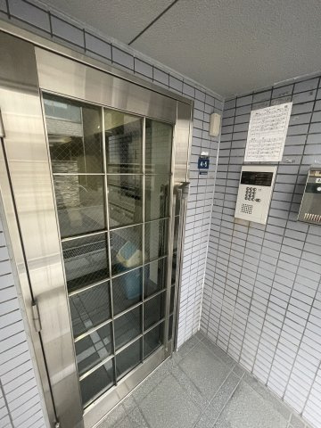 大倉山サンハイツのエントランス