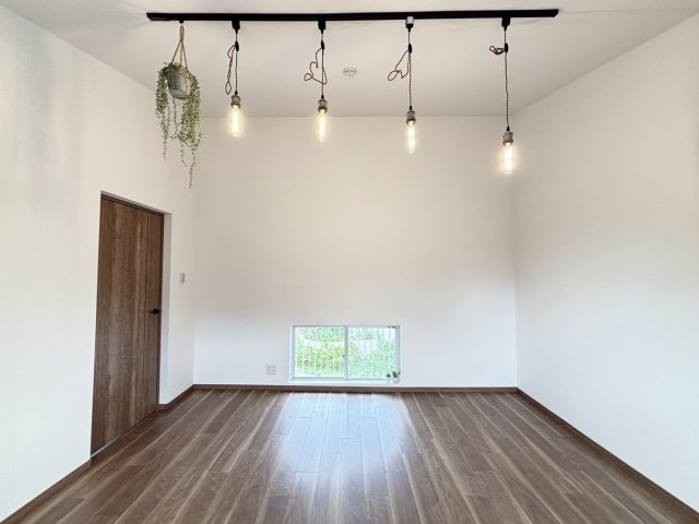 ２階８.５帖の洋室です！こちらも勾配天井で天井が高い設計になっております！