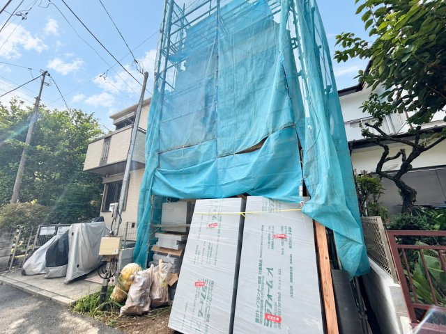 【TOKYO BASE】世田谷区中町5丁目　新築戸建の外観|2026.08.22撮影

現地ご見学希望・資料請求などお気軽にお問い合わせ下さい！
03-5990-5201