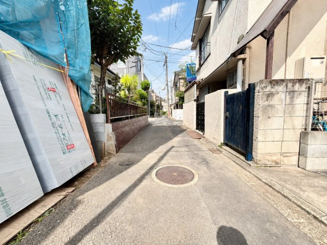 【TOKYO BASE】世田谷区中町5丁目　新築戸建の前面道路含む現地写真|2026.08.22撮影

現地ご見学希望・資料請求などお気軽にお問い合わせ下さい！
03-5990-5201