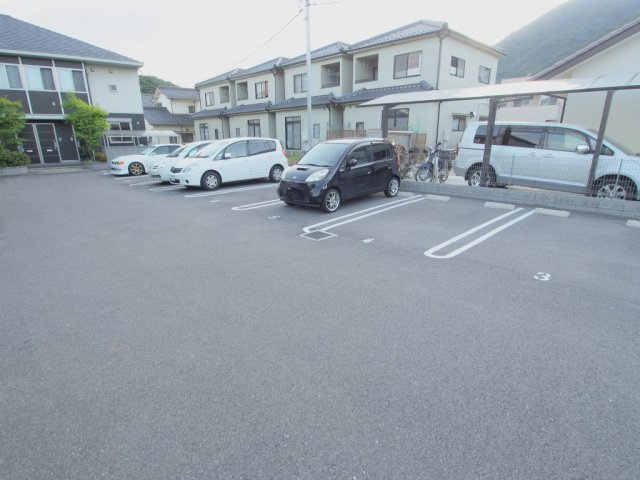 アン　アロウ　ガァデンズ　Ｂ棟の駐車場