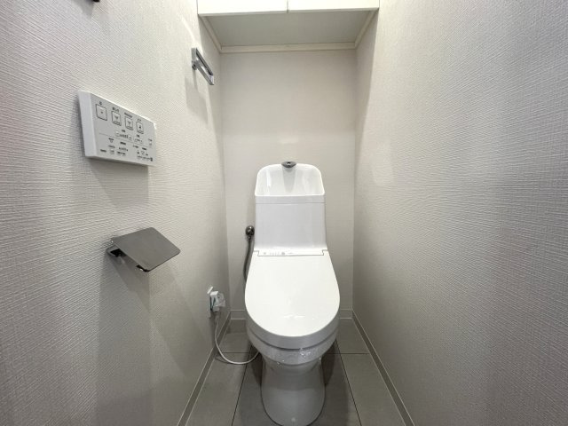 大通りに面しているけどうるさくない。駅までも近いけど静かな立地◎個人的おすすめポイントはラーメンショップがすぐそこってところ♪イチ押しは岩のりラーメン☆な『瀬谷区二ツ橋町』リフォーム戸建のトイレ|コンパクトで使いやすいトイレです