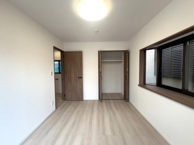 大通りに面しているけどうるさくない。駅までも近いけど静かな立地◎個人的おすすめポイントはラーメンショップがすぐそこってところ♪イチ押しは岩のりラーメン☆な『瀬谷区二ツ橋町』リフォーム戸建の洋室|洋室です