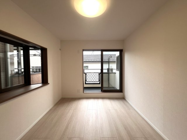 大通りに面しているけどうるさくない。駅までも近いけど静かな立地◎個人的おすすめポイントはラーメンショップがすぐそこってところ♪イチ押しは岩のりラーメン☆な『瀬谷区二ツ橋町』リフォーム戸建の洋室|ゆったりした洋室です