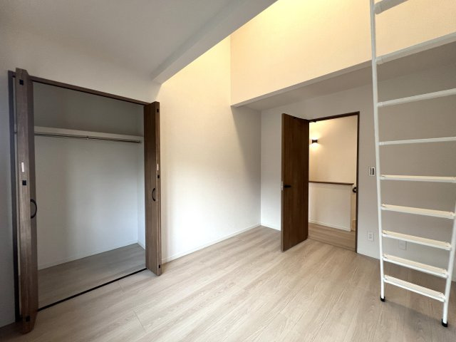 大通りに面しているけどうるさくない。駅までも近いけど静かな立地◎個人的おすすめポイントはラーメンショップがすぐそこってところ♪イチ押しは岩のりラーメン☆な『瀬谷区二ツ橋町』リフォーム戸建の洋室|きれいな洋室です