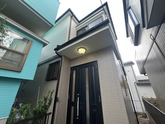 大通りに面しているけどうるさくない。駅までも近いけど静かな立地◎個人的おすすめポイントはラーメンショップがすぐそこってところ♪イチ押しは岩のりラーメン☆な『瀬谷区二ツ橋町』リフォーム戸建の外観|外観もきれいです