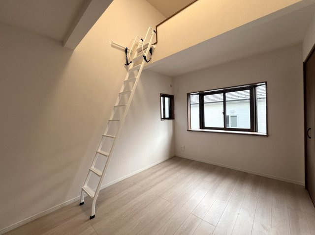 大通りに面しているけどうるさくない。駅までも近いけど静かな立地◎個人的おすすめポイントはラーメンショップがすぐそこってところ♪イチ押しは岩のりラーメン☆な『瀬谷区二ツ橋町』リフォーム戸建の洋室|広々とした洋室です