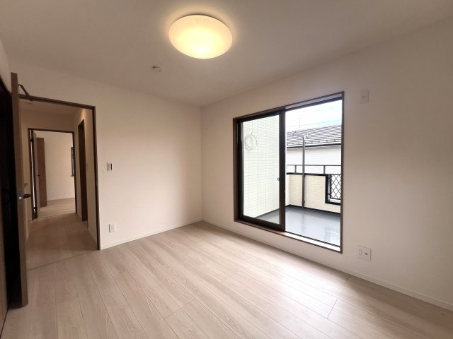大通りに面しているけどうるさくない。駅までも近いけど静かな立地◎個人的おすすめポイントはラーメンショップがすぐそこってところ♪イチ押しは岩のりラーメン☆な『瀬谷区二ツ橋町』リフォーム戸建の洋室|使い勝手のいい洋室です