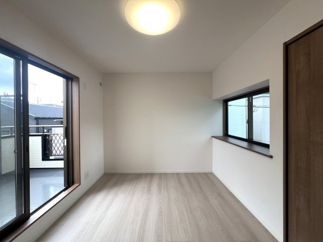 大通りに面しているけどうるさくない。駅までも近いけど静かな立地◎個人的おすすめポイントはラーメンショップがすぐそこってところ♪イチ押しは岩のりラーメン☆な『瀬谷区二ツ橋町』リフォーム戸建の洋室|きれいな洋室です