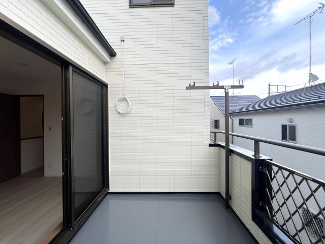 大通りに面しているけどうるさくない。駅までも近いけど静かな立地◎個人的おすすめポイントはラーメンショップがすぐそこってところ♪イチ押しは岩のりラーメン☆な『瀬谷区二ツ橋町』リフォーム戸建のバルコニー|落ち着いた時間を過ごせるバルコニーです