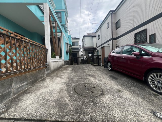 大通りに面しているけどうるさくない。駅までも近いけど静かな立地◎個人的おすすめポイントはラーメンショップがすぐそこってところ♪イチ押しは岩のりラーメン☆な『瀬谷区二ツ橋町』リフォーム戸建の駐車場|駐車場です