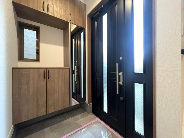 大通りに面しているけどうるさくない。駅までも近いけど静かな立地◎個人的おすすめポイントはラーメンショップがすぐそこってところ♪イチ押しは岩のりラーメン☆な『瀬谷区二ツ橋町』リフォーム戸建の玄関|きれいな玄関です
