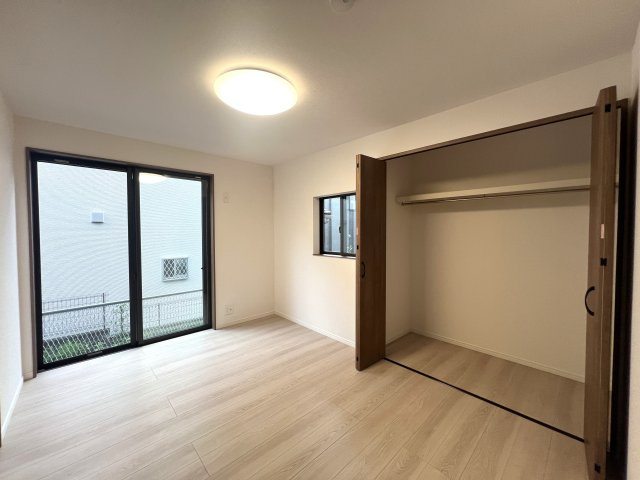 大通りに面しているけどうるさくない。駅までも近いけど静かな立地◎個人的おすすめポイントはラーメンショップがすぐそこってところ♪イチ押しは岩のりラーメン☆な『瀬谷区二ツ橋町』リフォーム戸建の洋室|スタンダードな洋室です