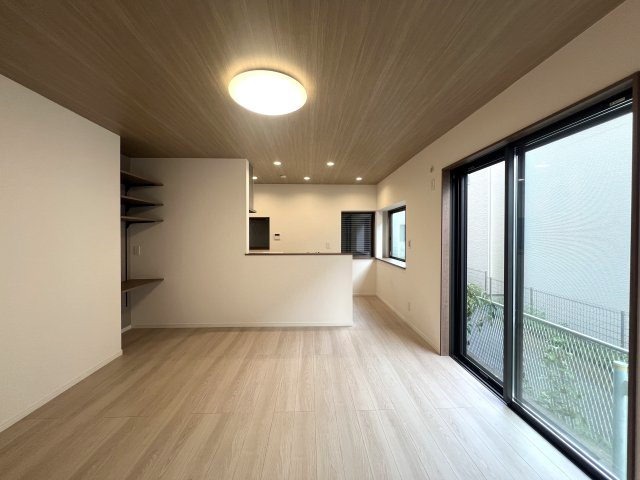 大通りに面しているけどうるさくない。駅までも近いけど静かな立地◎個人的おすすめポイントはラーメンショップがすぐそこってところ♪イチ押しは岩のりラーメン☆な『瀬谷区二ツ橋町』リフォーム戸建の居間・リビング|ゆったりとしたリビングです