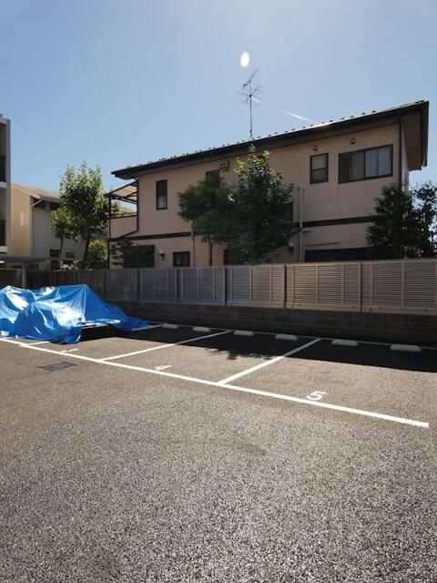 フレンシア目黒洗足の駐車場