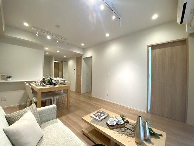 グレース錦糸町シティフロントの居間・リビング|家族が集い穏やかな時間を共有できるゆとりあるリビングダイニング。家具配置がしやすい素直な形状のため、お好みのインテリアを自由にレイアウトして楽しめます。