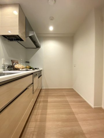 グレース錦糸町シティフロントのキッチン|使い勝手と作業動線に優れた清潔感溢れるシステムキッチン。広々とした調理スペースを確保しており、毎日の料理作りや後片付けがより快適かつスムーズに行えます。