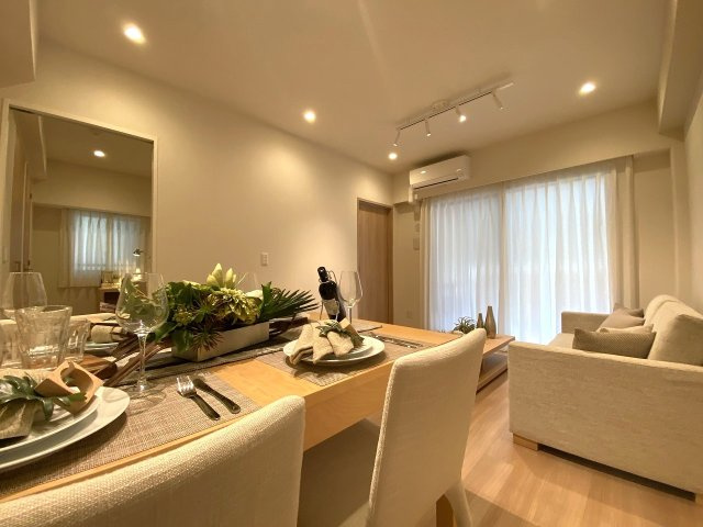 グレース錦糸町シティフロントの居間・リビング|明るく開放的な雰囲気に包まれた居心地の良いリビング空間。木の温もりを感じられる内装デザインが魅力的で、ご家族との会話も自然と弾む穏やかな暮らしを叶えます。
