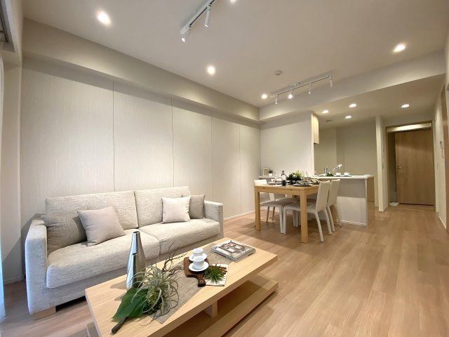 グレース錦糸町シティフロントの居間・リビング|テーブルやソファを配置してもゆとりのあるリビングダイニング。家族でのお食事や団らんはもちろん、友人やお客様を招いてのパーティなど多彩な場面で活躍します。