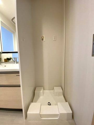 グレース錦糸町シティフロントのランドリースペース|洗濯機置場周辺には洗剤や柔軟剤をサッと置けるスペースがあり、毎日の洗濯作業も効率的に行える設計。家事動線にも配慮された使い勝手の良さがとても魅力的です。