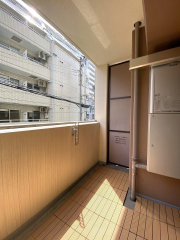 グレース錦糸町シティフロントのバルコニー|バルコニー面積は6.16㎡を確保。陽当たりと通風に恵まれた快適な屋外スペースです。洗濯物をスムーズに乾かすことができるほか、ちょっとした気分転換にも最適です。
