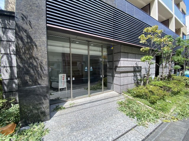 グレース錦糸町シティフロント|管理が行き届いた清潔感溢れるマンションのエントランス部分。居住者や訪れるゲストを温かく迎え入れる気品あるデザインで、住まいの第一印象を美しく引き立ててくれます。