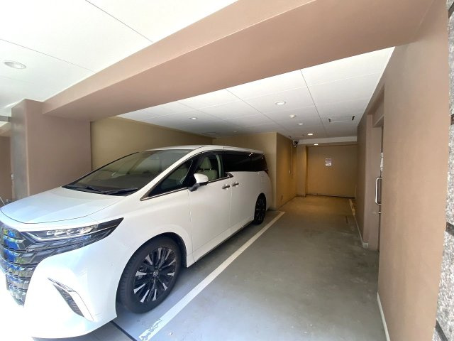 グレース錦糸町シティフロントの駐車場|敷地内に整然と配置された使いやすい駐車場スペース。愛車を身近に保管できるため安心感があり、お買い物帰りのお荷物の運び出しや休日のお出かけも大変快適です。